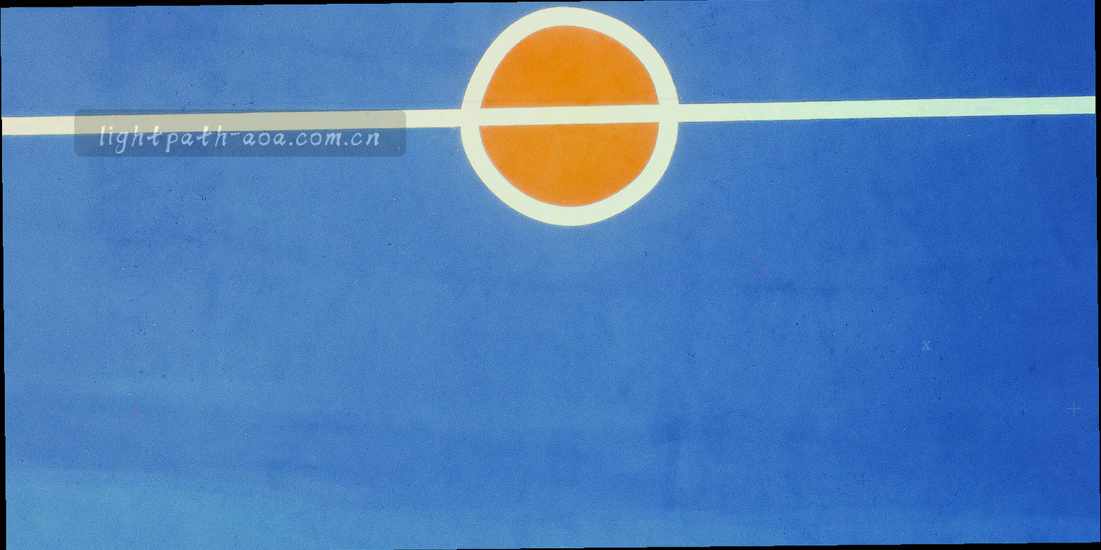 夜间场馆入口的灯光沿地面引导线向场内延伸